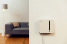 Der Controller ist das Herzstück des Bosch Smart Home Systems. Er sorgt für die Steuerung und verschlüsselte Kommunikation zwischen den nachfolgend aufgelisteten Geräten. Voreingestellte Szenarien für typische Situationen wie „Haus verlassen“ oder „Relaxen“ sorgen für ein perfektes Zusammenspiel und machen den Alltag komfortabler. Zugriff und Steuerung sind per App für Smartphone und Tablet möglich. Der Controller ist das Herzstück des Bosch Smart Home Systems. Er sorgt für die Steuerung und verschlüsselte Kommunikation zwischen den nachfolgend aufgelisteten Geräten. Voreingestellte Szenarien für typische Situationen wie „Haus verlassen“ oder „Relaxen“ sorgen für ein perfektes Zusammenspiel und machen den Alltag komfortabler. Zugriff und Steuerung sind per App für Smartphone und Tablet möglich.