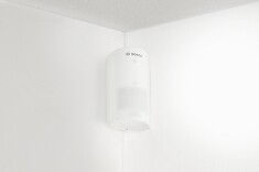 Der Bewegungsmelder erkennt jede Bewegung auch direkt unterhalb des Geräts mittels Passiv-Infrarot-Technologie und einem Temperatur-Sensor. Er ignoriert Haustiere bis 25 kg durch die einprogrammierte Kleintiererkennung. In allen anderen Fällen löst er sofort Alarm aus, indem er die Sirene des Rauchmelders aktiviert, und benachrichtigt Sie zeitgleich auf Ihrem Smartphone. Der Bewegungsmelder erkennt jede Bewegung auch direkt unterhalb des Geräts mittels Passiv-Infrarot-Technologie und einem Temperatur-Sensor. Er ignoriert Haustiere bis 25 kg durch die einprogrammierte Kleintiererkennung. In allen anderen Fällen löst er sofort Alarm aus, indem er die Sirene des Rauchmelders aktiviert, und benachrichtigt Sie zeitgleich auf Ihrem Smartphone.