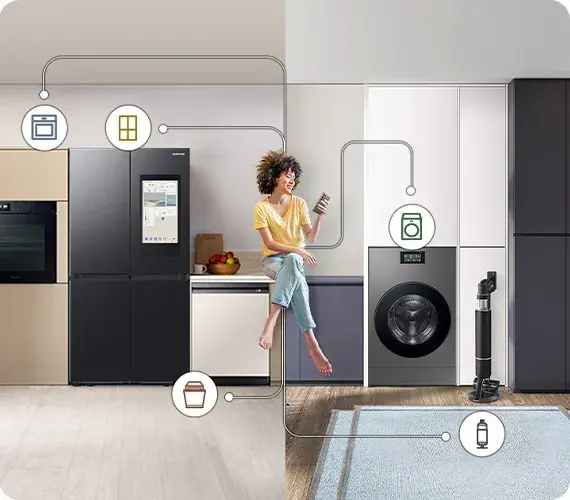 Frau mit Handy sitzt in Küche/Hauswirtschaftsraum, angedeutet werden Verbindungen zu Backofen, Kühlschrank, Spülmaschine, Waschmaschine und Staubsauger